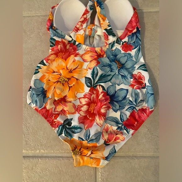 NWOT Floral Knot One Piece Swimsuit - Size Medium - Picture 10 of 12